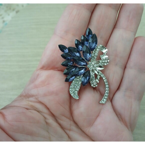 NEW Blue Crystal Rhinestone Bouquet Brooch Pin Silver Tone Beautiful Elegant - Picture 3 of 6